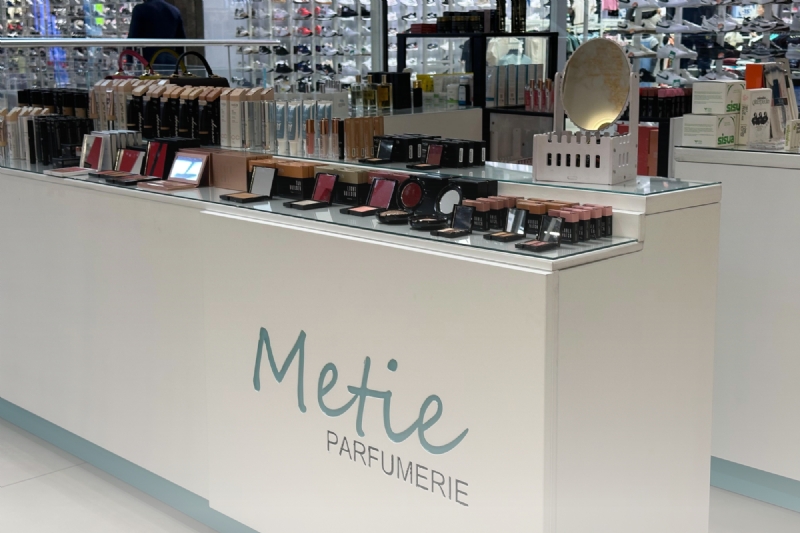Make-up profesional, blush kremoze, highlighter, fondatine, palete ngjyrash, pasqyre make-up, display elegant, kujdes lekure, lipstick mat, tonalitete natyrale, produkte premium, stende make-up, konturim fytyre, perkujdesje estetike, Metie Parfumerie.